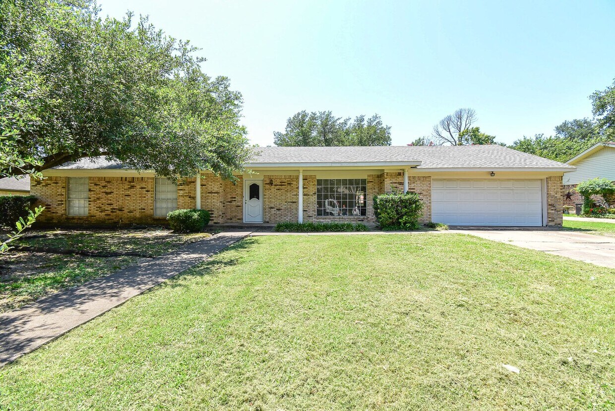 Foto principal - VERY large home in a great location!!