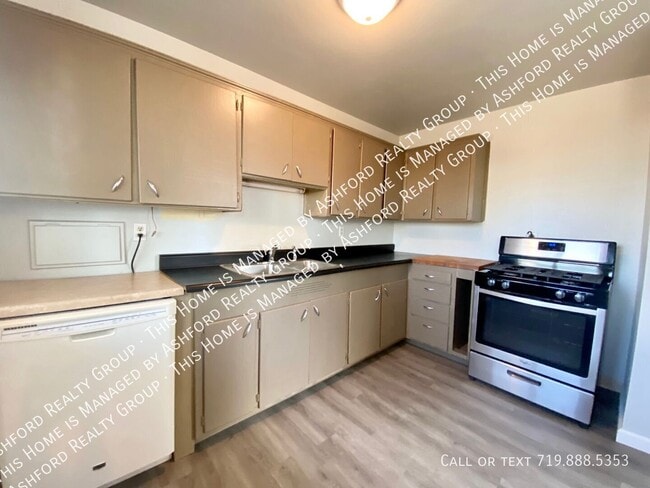 Building Photo - 2230 Ivanhoe Dr