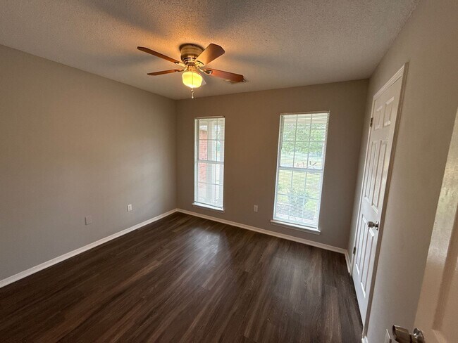 Foto del edificio - 6610 Westbury Ave