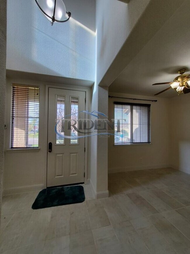Foto del edificio - 4 bedroom, 2 ½ bath SOLAR home