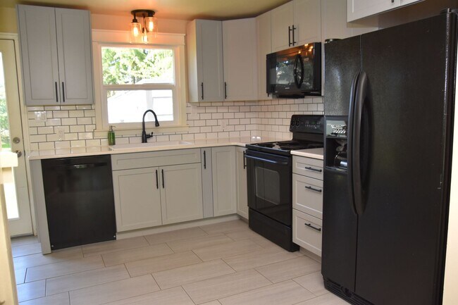 Building Photo - Steilacoom 2 Bed 1 Bath with Large Fenced in Backyard