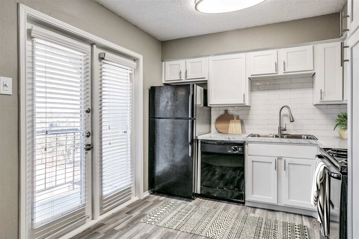 Primary Photo - 2105 Cottonwood Club Dr