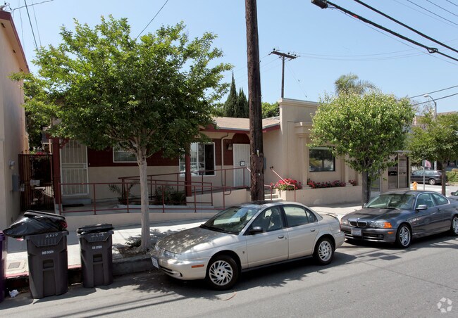Foto del edificio - 2630-2634 E 4th St
