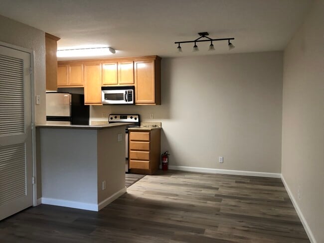 Building Photo - 2650 Somerset Park Cir