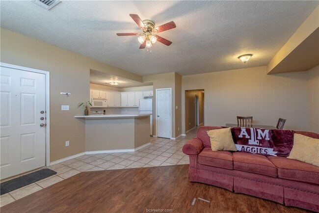 Foto del edificio - 1433 Western Oaks Ct