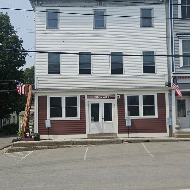 Frente del edificio, la unidad es todo el segundo piso. - 185 Main St
