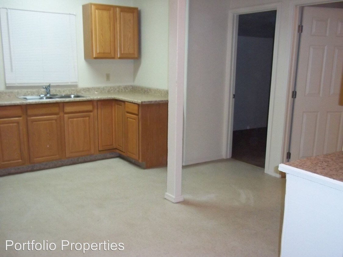 Building Photo - 3 br, 1 bath House - 1210 AIRPORT DR