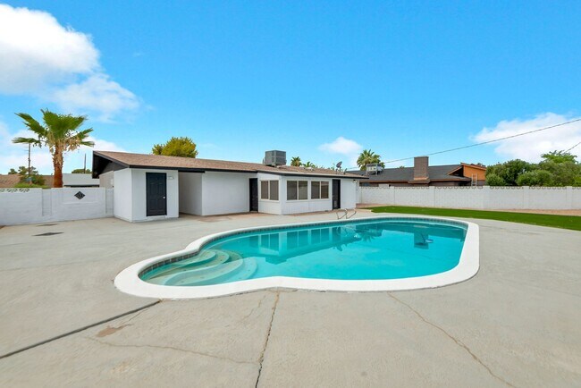 Foto del edificio - Great 6 Bedroom home near ASU with large BASEMENT