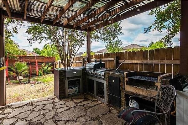 Foto del edificio - 5306 Apple Orchard Ln