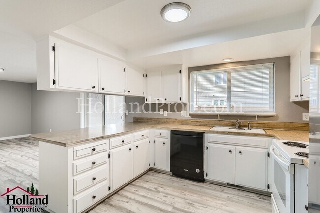 Building Photo - Charming One-Level Home at a Prime Location