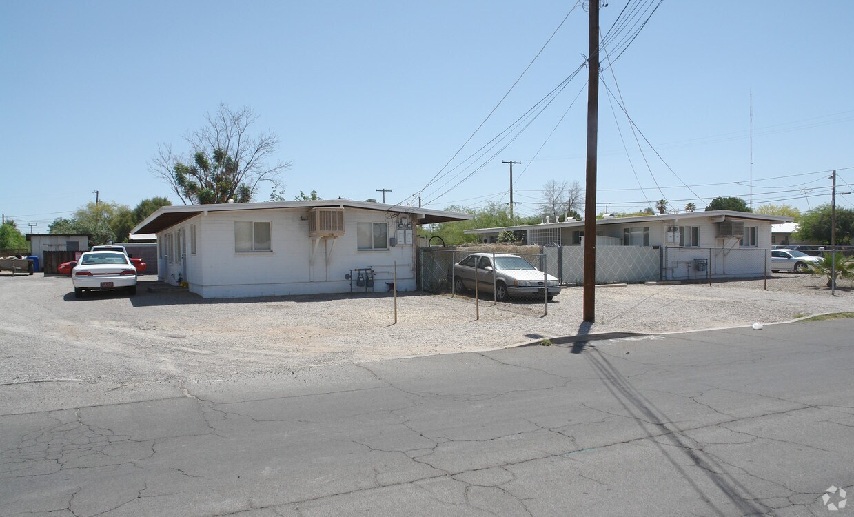 Building Photo - 2702-2708 N Geronimo Ave