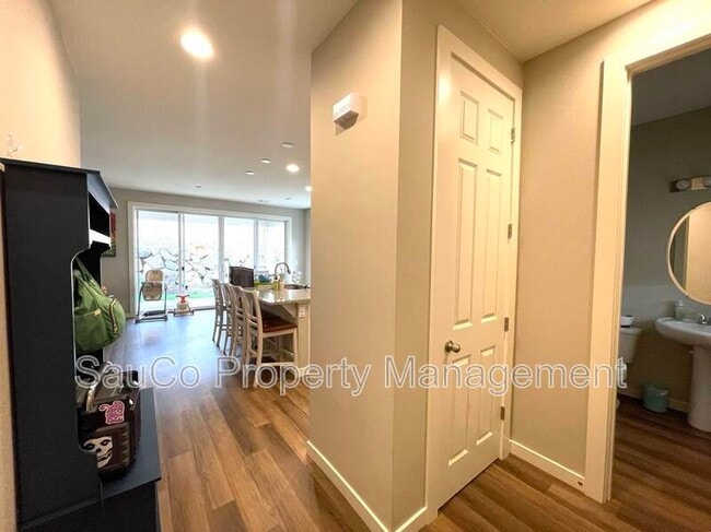 Building Photo - 35301 Fairfield Ct