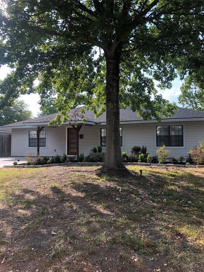 Building Photo - 1442 Chamboard Ln