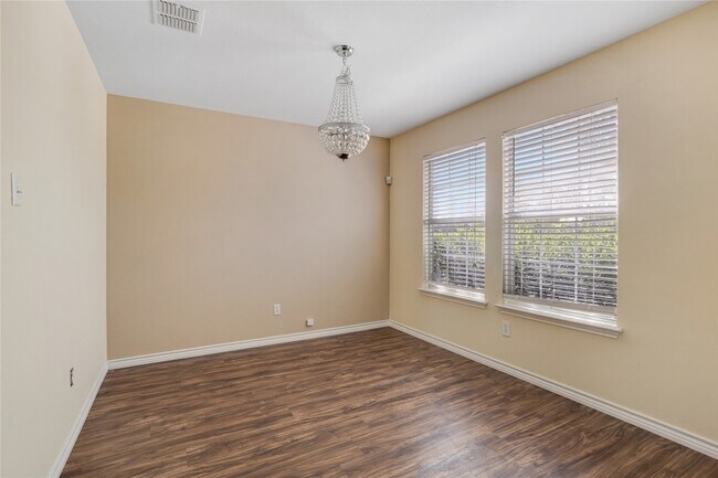 Foto del edificio - 1921 Southridge Ln