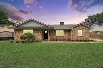 Building Photo - 8007 Rowan Ln