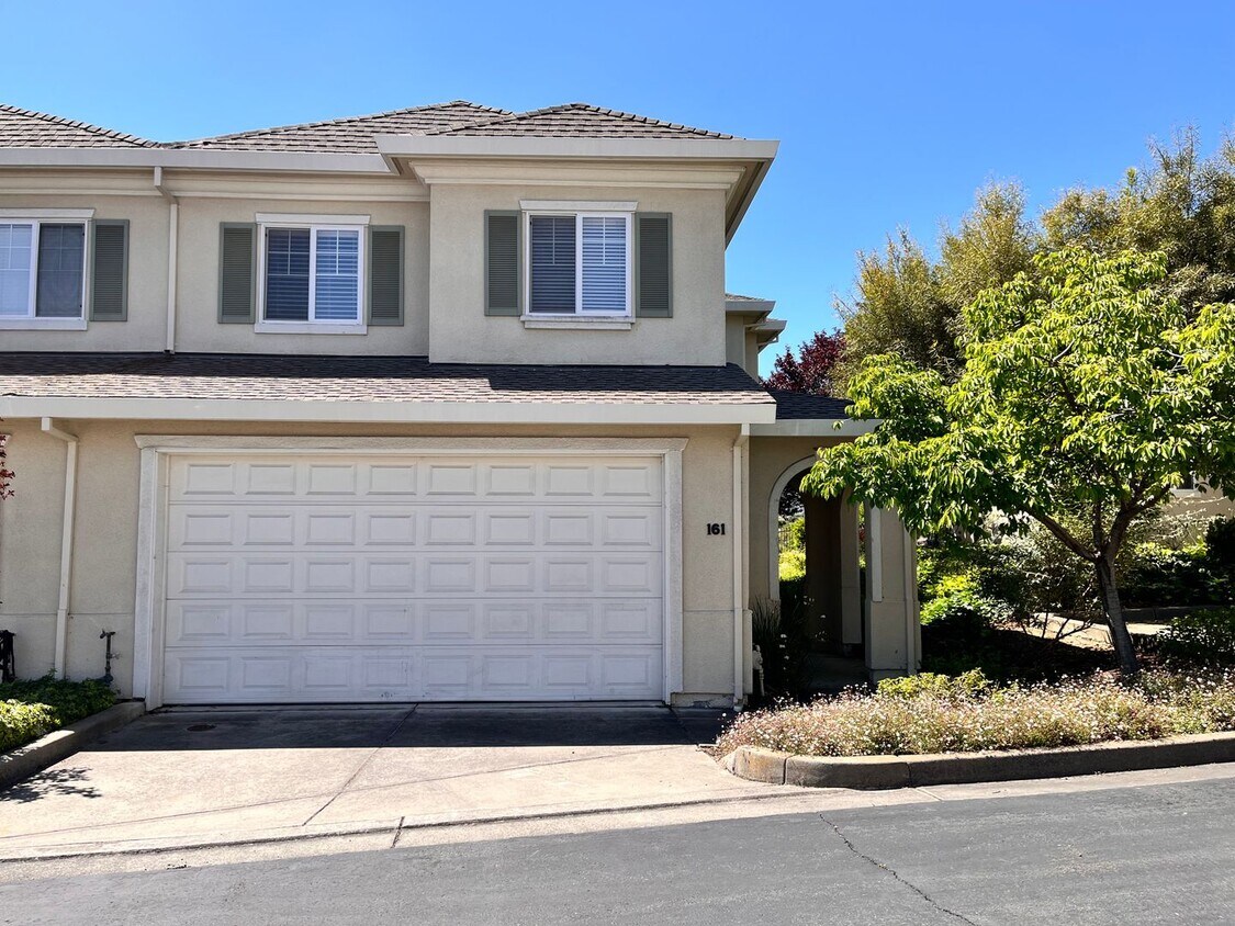 Primary Photo - Beautiful Water Views! This 3 BD, 2 BA Gle...