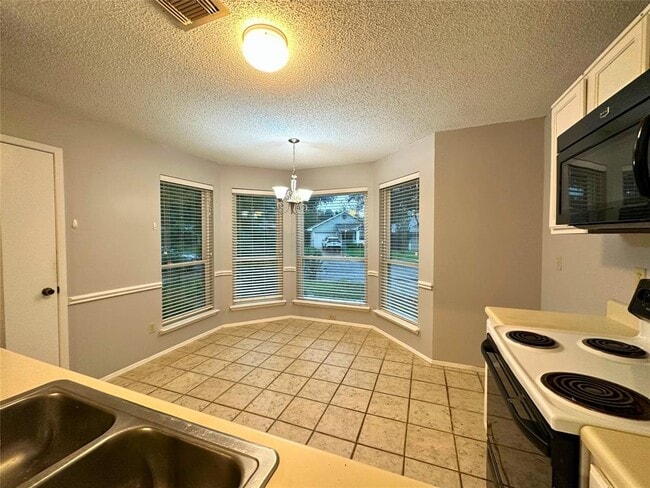 Foto del edificio - 16910 Village Oak Loop