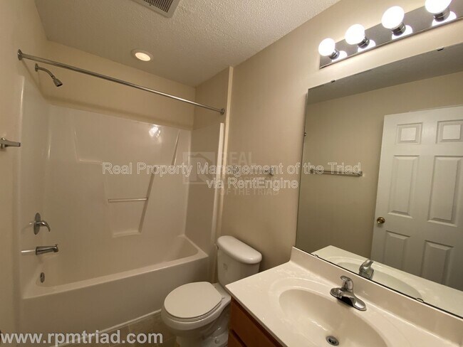 Foto del edificio - 200 Rural Hall-Germanton Rd