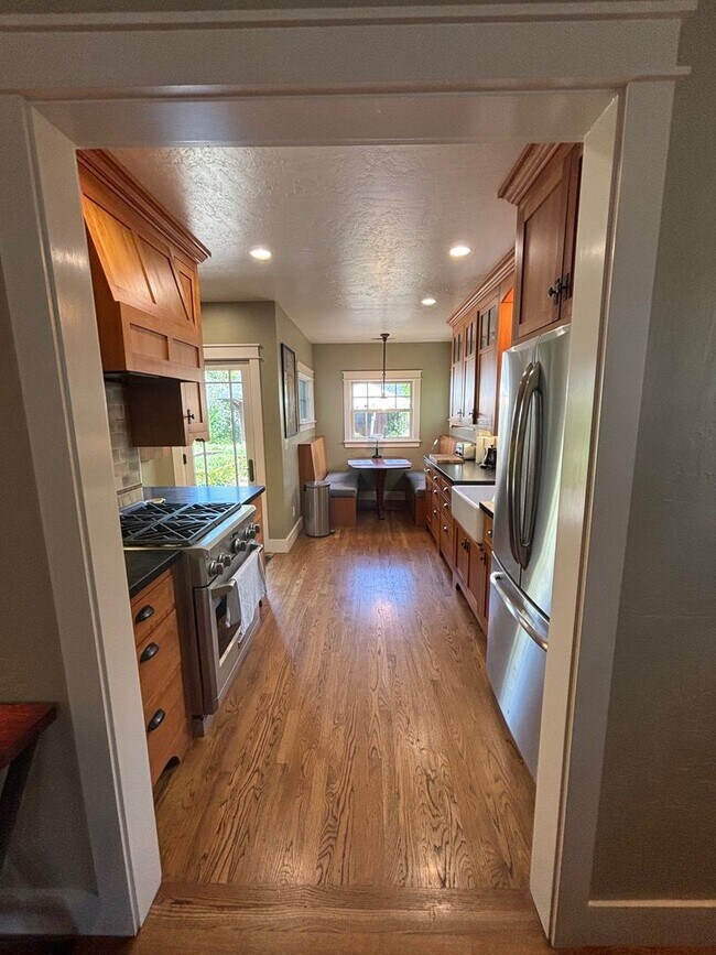 Foto del edificio - 2 Bedroom 1 Bathroom Updated Furnished* Si...
