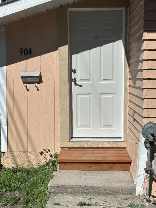 Building Photo - 904 8th Ave N