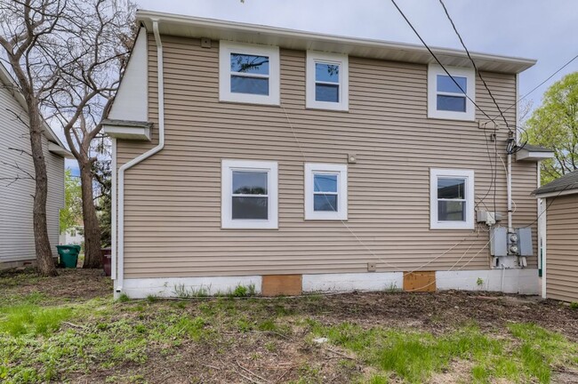 Building Photo - Anoka Duplex