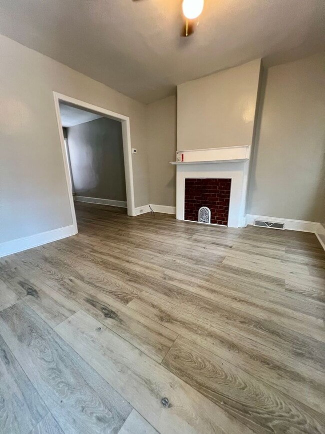 Building Photo - Newly Renovated 3-Bedroom Townhome in Ogon...