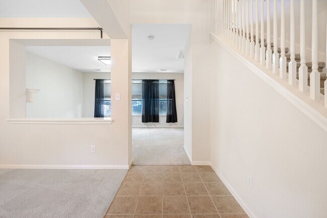 Foto del edificio - 1726 Rosenborough Ln S