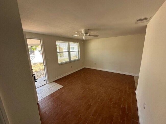 Foto del edificio - 453 90th Ave N