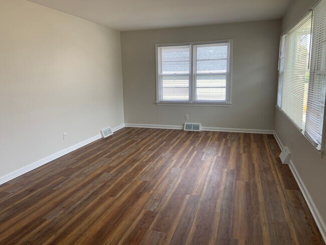 Building Photo - 2 Bedroom, 1 Bath Home