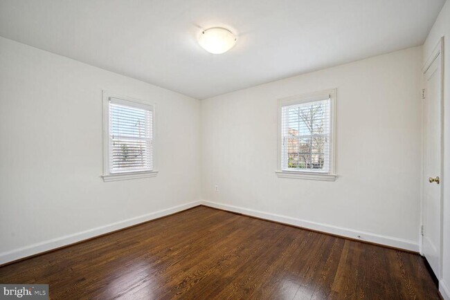 Building Photo - 1661 N Colonial Terrace
