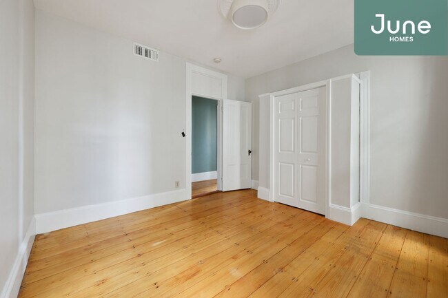 Building Photo - ROOM ONLY in 4-bed/1.0-bath Home