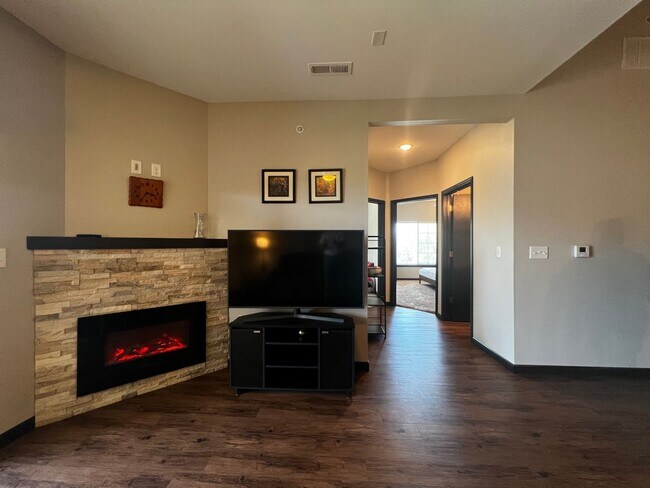 Foto del edificio - $1,800 | 2 Bedroom, 2 Bathroom CONDO | Pet...