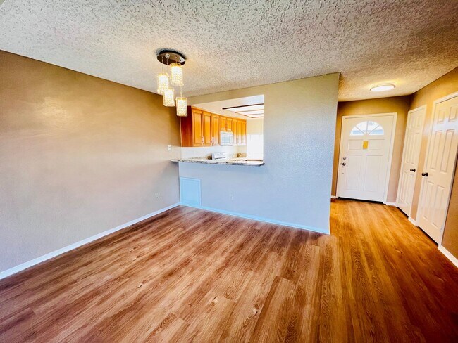 Foto del edificio - Beautiful remodeled 1 Bed one Bath in  Nor...