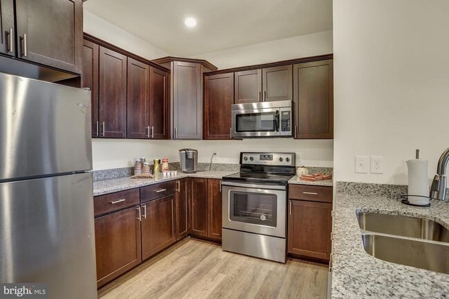 Building Photo - 1002 Admiral Ln