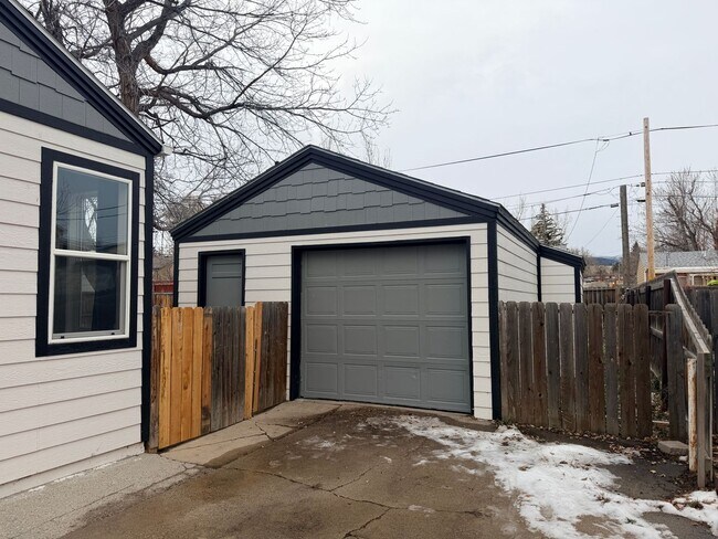 Building Photo - RENTAL 3 Bed Home w/ Garage Workshop & Fenced Yard