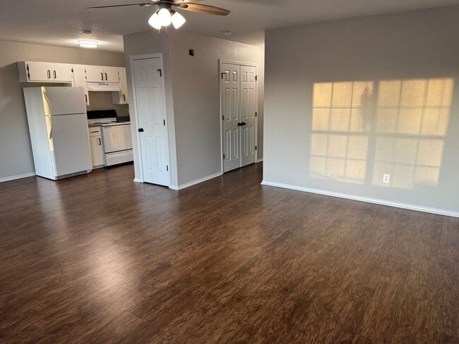 Building Photo - 323 S 12th St