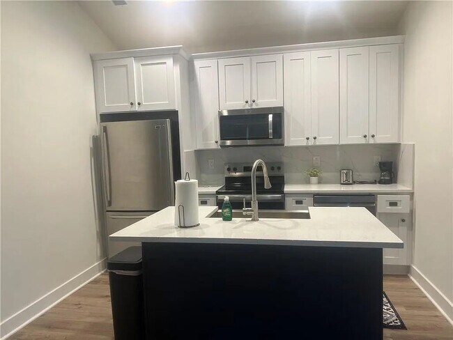 Foto del edificio - Room in House on Cedar Ave NW