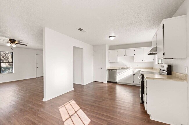 Foto del edificio - "Charming 3-Bed Home with Spacious Layout in Ft Worth – Aledo School District"