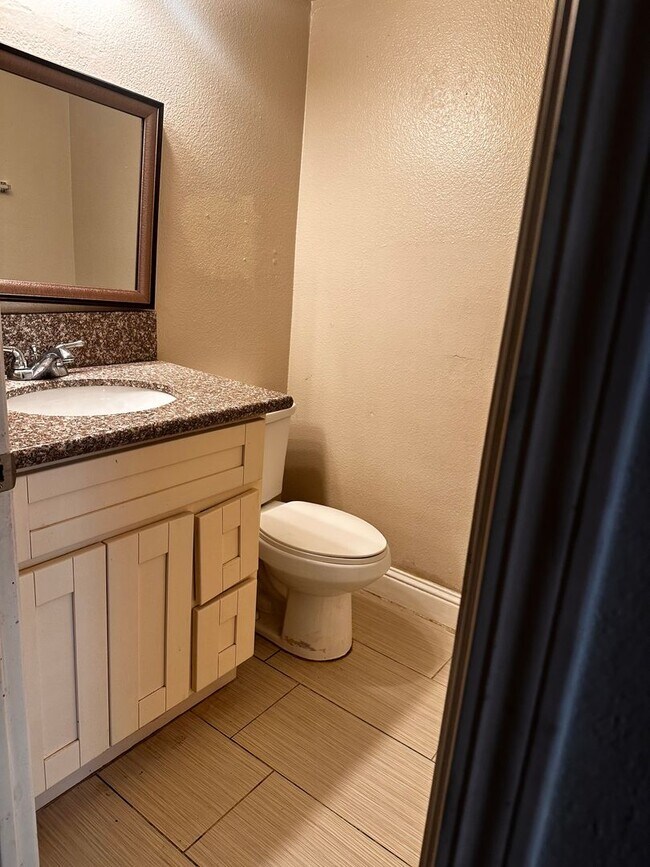 Foto del edificio - 3 bed 2.5 Bathroom Apartment For Rent
