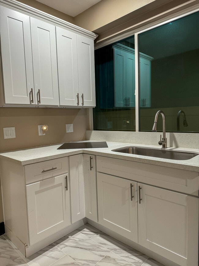 Beautiful 1 bedroom apartment with small kitchen & bathroom. Quiet street. Secured property. - 1679 Brockton Ln