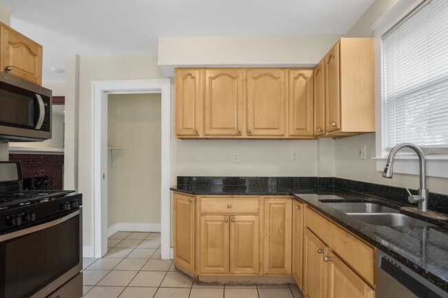 Building Photo - 423 S Maple Ave