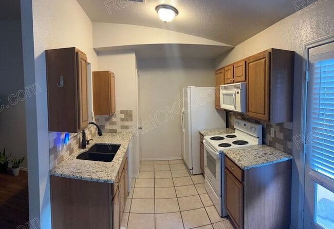 Building Photo - Charming 3 bed with spacious back yard.