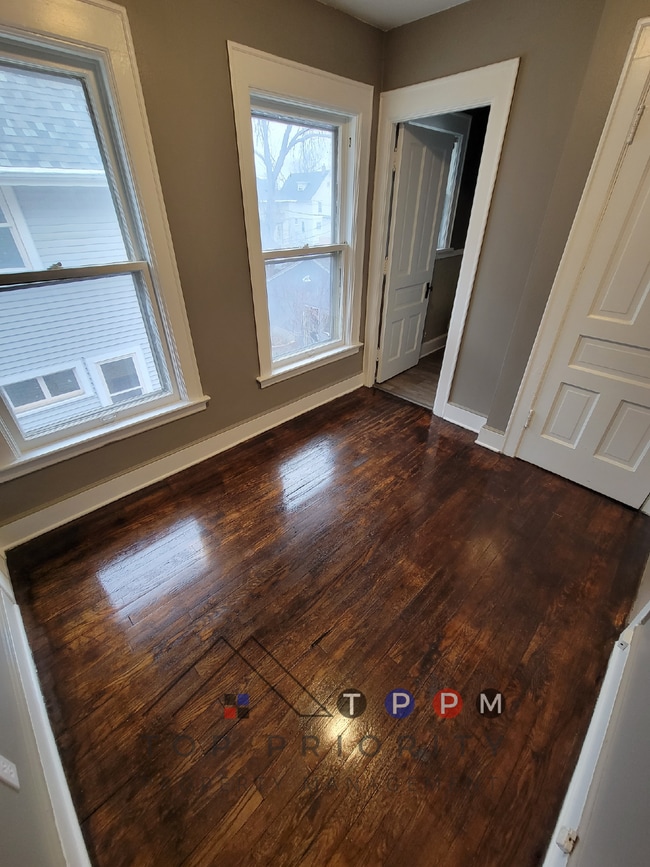 Building Photo - 1 Bedroom | 1 Bathroom Upper Unit in Cedar...
