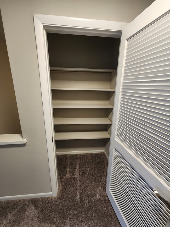 3BR, 2.5 bath- 1,675 sq ft upstairs hallway closet - Willow Oaks