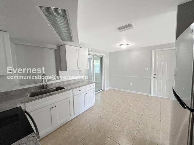 Foto del edificio - 3034 Primrose Dr