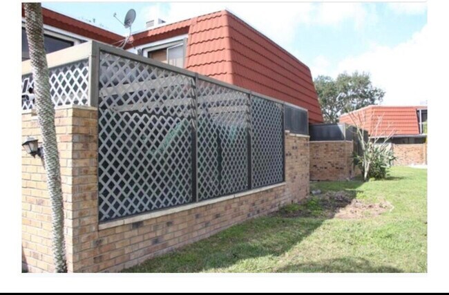 Building Photo - 4628 Suburban Pines Dr