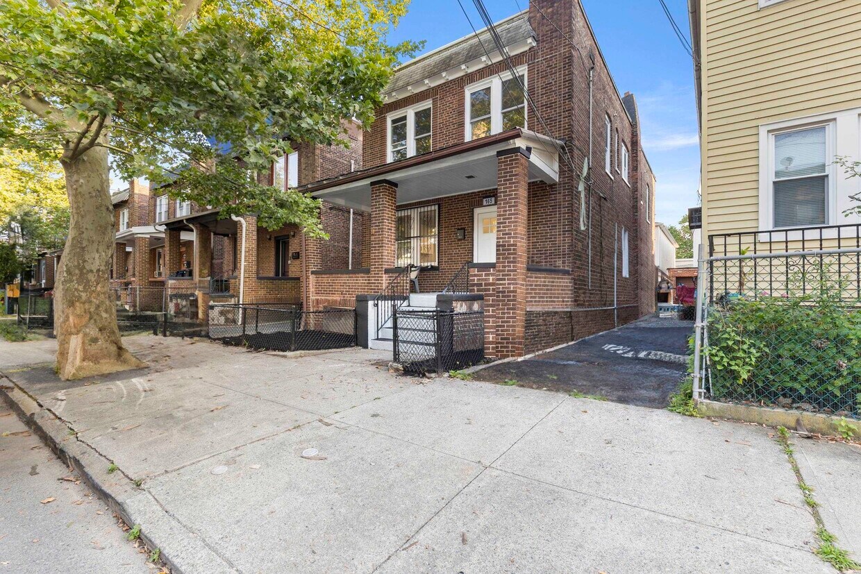 Primary Photo - 165 Van Nostrand Ave