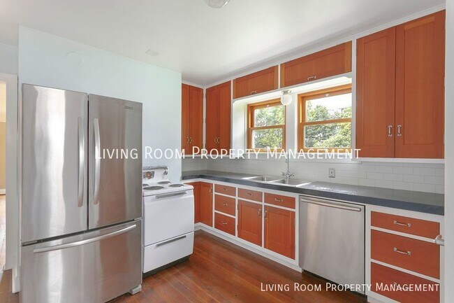 Building Photo - Beautiful 2 bedroom Vintage Bungalow!