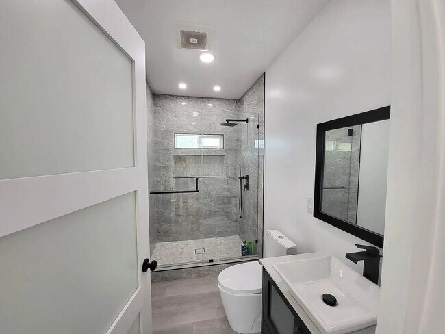 Building Photo - Lakeside 2 br 1 ba ~ beautifully remodeled...