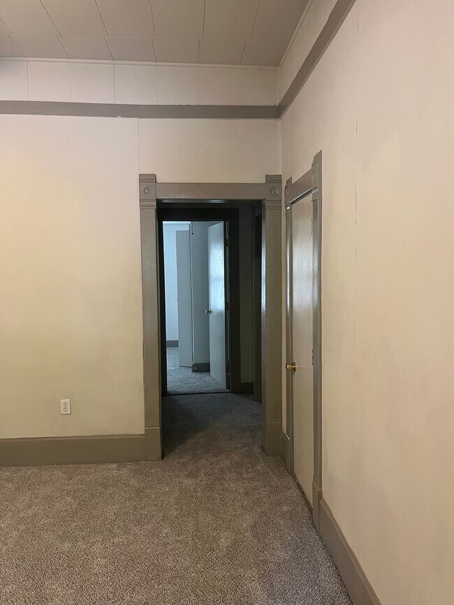 Building Photo - 253 W Watson St